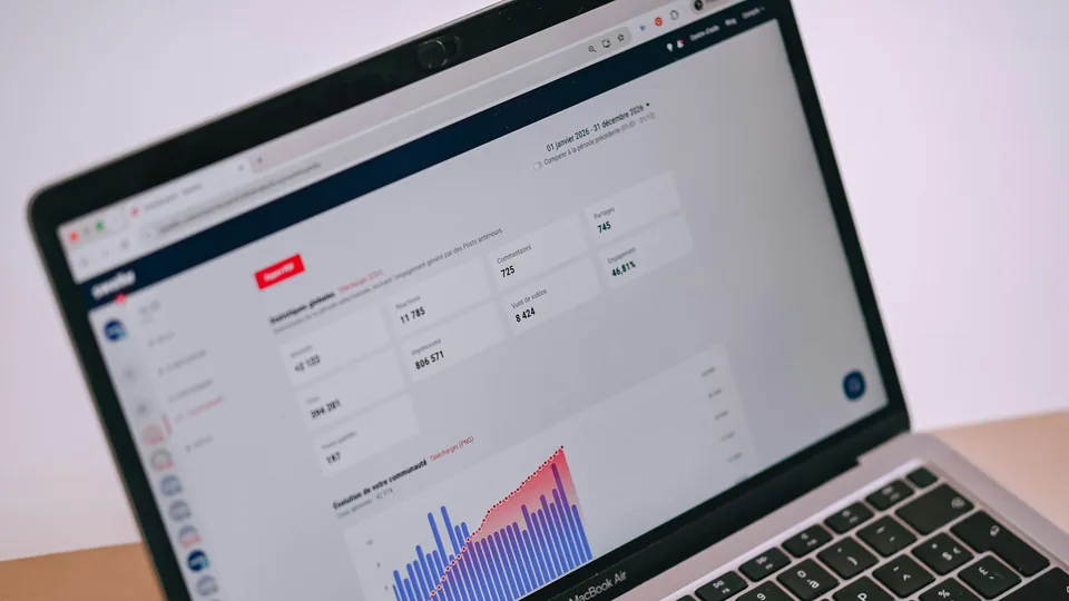 Ein Analyse-Dashboard auf einem Laptop steht für die Messung digitaler Kampagnen.