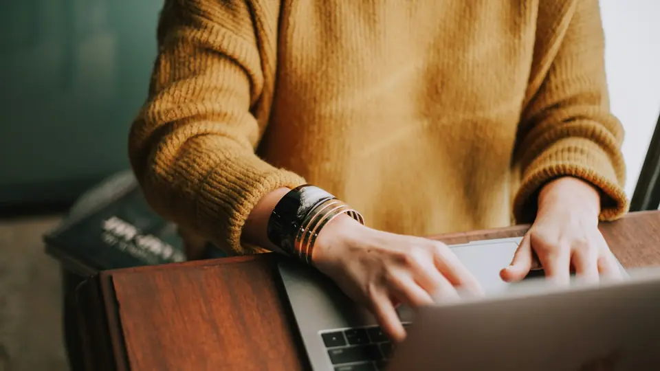 Eine Person arbeitet an einem Laptop; Kontextfoto, keine Oberfläche eines Finanzprodukts.