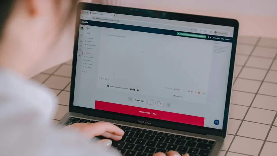 Eine Person arbeitet in einer Umgebung zur Content-Erstellung an einem Laptop.
