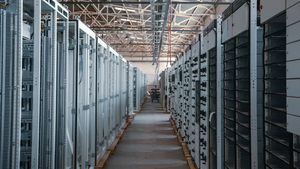 Ein Gang zwischen Serverschränken als Bild für die Infrastruktur von Datenplattformen.